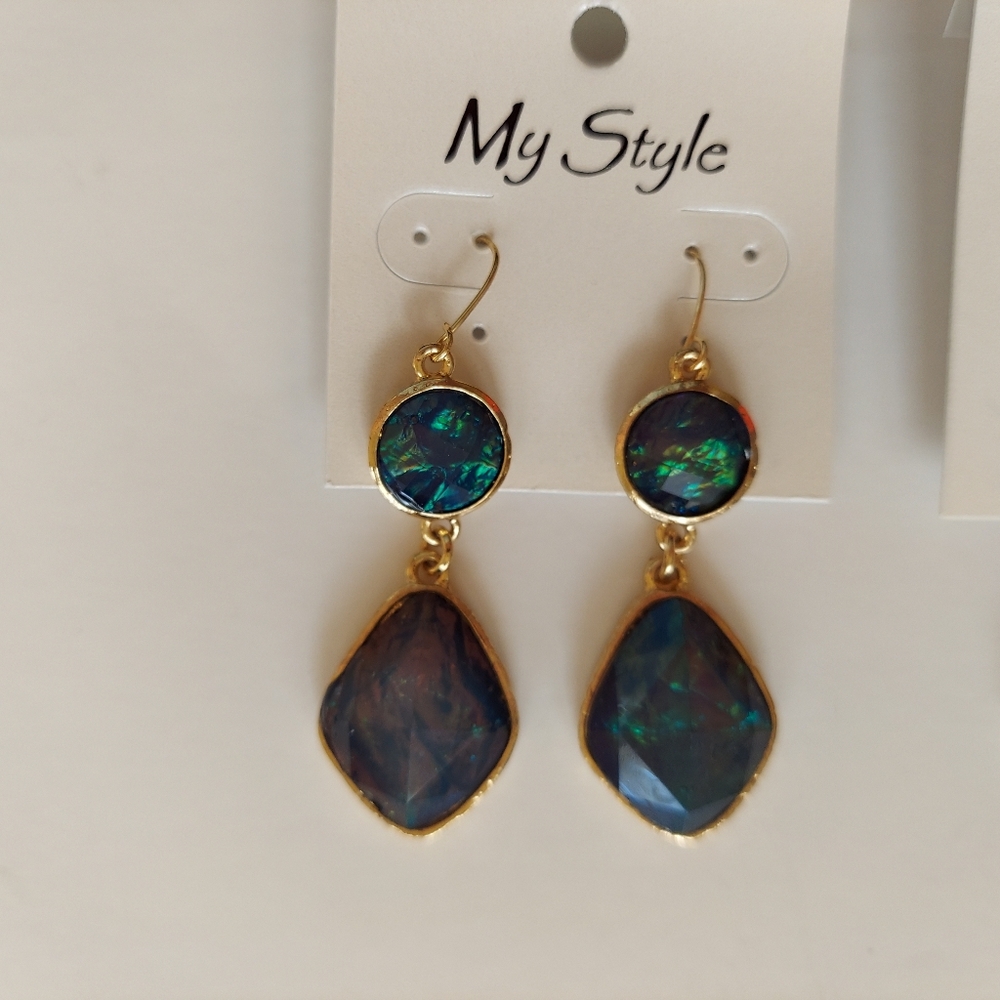 NWT Earrings Pierced DangleDrop Round, Facted FauxStones Blue-Green - Goldtone